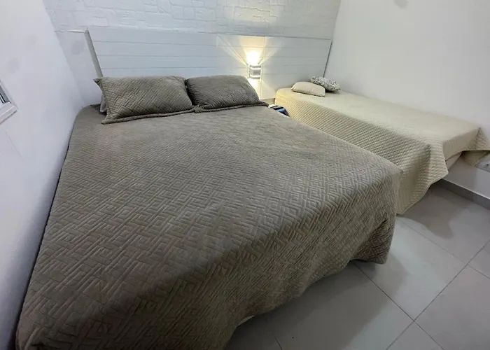Flat lindo a 120 metros da praia de Riviera de São Lourenço até 4 pessoas Bertioga